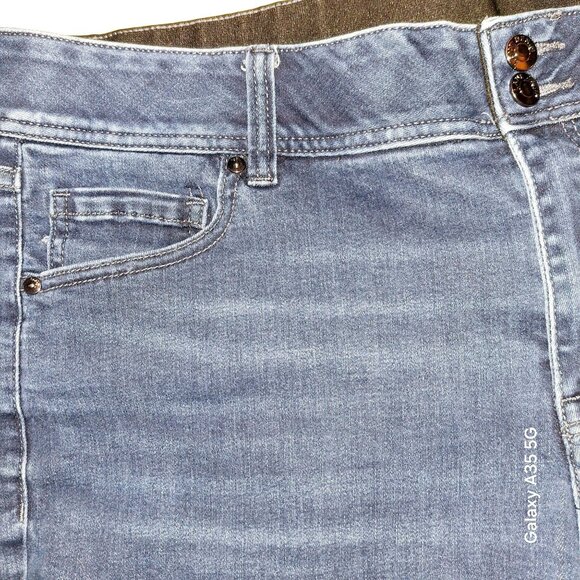 Lane Bryant Womens Denim Bermuda Shorts Size 20 Medium Wash Stretch Cotton Blend - Picture 2 of 5